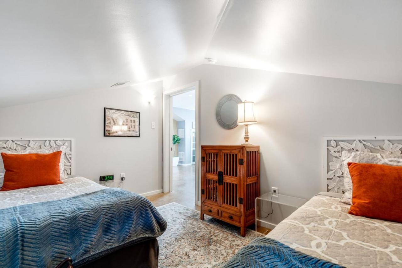Walk Score 90!!-Historic Downtown District-2 Blocks To Famous Forsyth Park- Huge Private Patio-Private Parking ซาวานนาห์ ภายนอก รูปภาพ