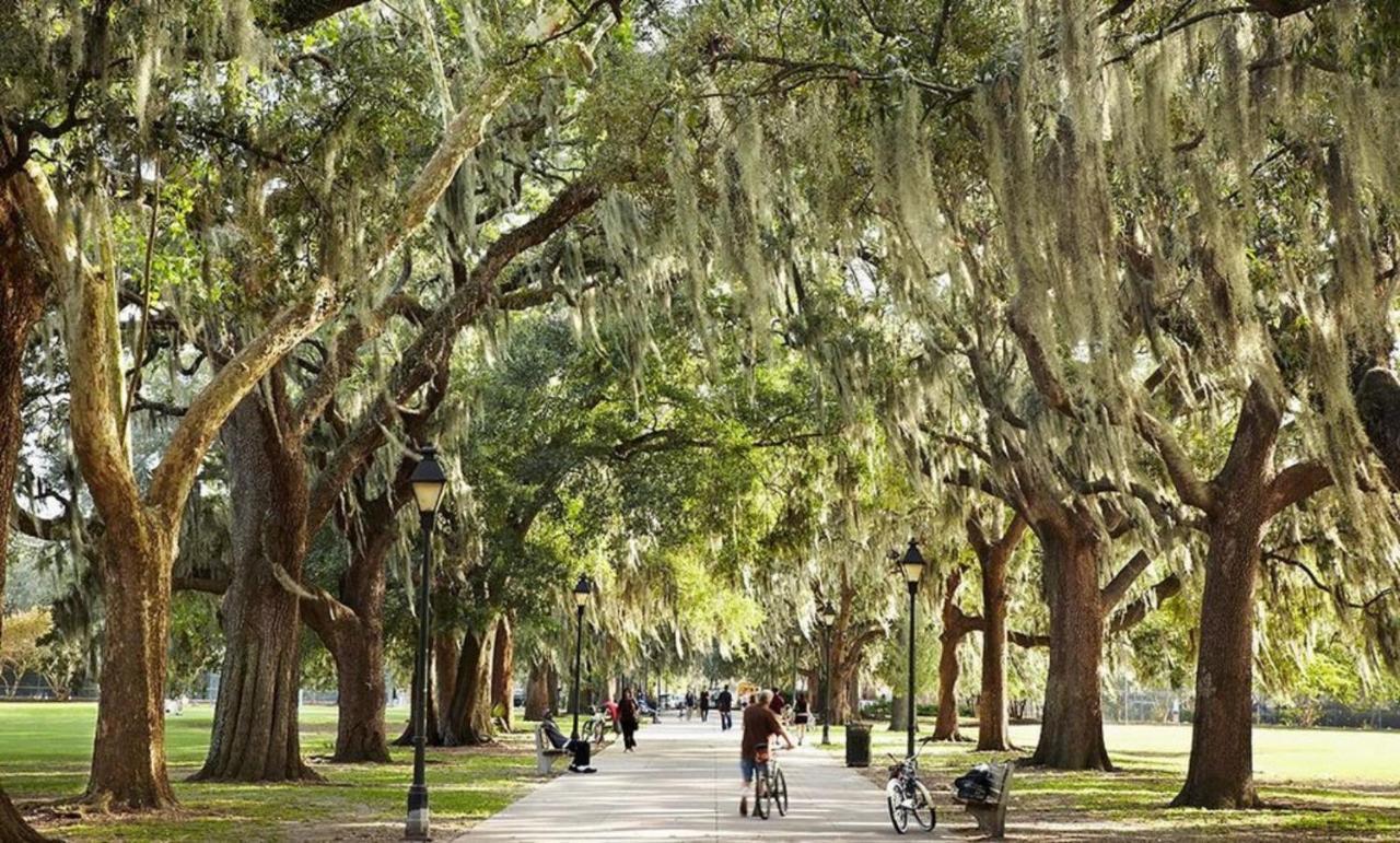 Walk Score 90!!-Historic Downtown District-2 Blocks To Famous Forsyth Park- Huge Private Patio-Private Parking ซาวานนาห์ ภายนอก รูปภาพ
