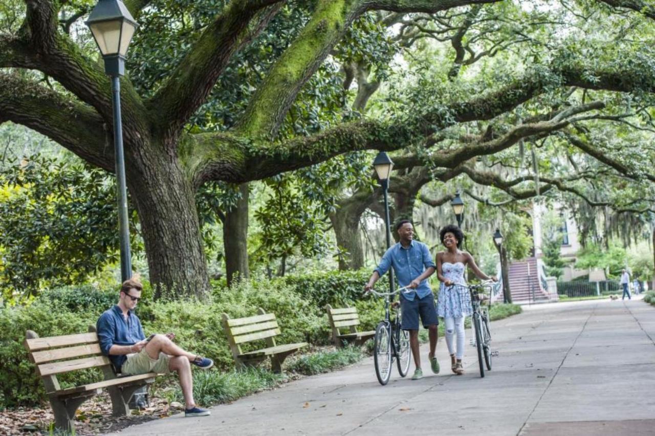 Walk Score 90!!-Historic Downtown District-2 Blocks To Famous Forsyth Park- Huge Private Patio-Private Parking ซาวานนาห์ ภายนอก รูปภาพ