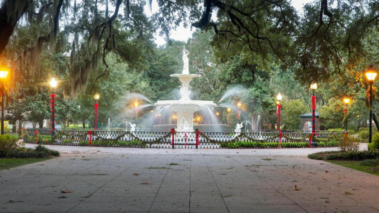 Walk Score 90!!-Historic Downtown District-2 Blocks To Famous Forsyth Park- Huge Private Patio-Private Parking ซาวานนาห์ ภายนอก รูปภาพ